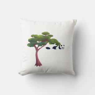 Coussin Panda se reposant parmi des arbres verts luxuriant