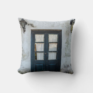 COUSSIN PANNEAU DE PORTE EN BOIS BLEU DANS BÂTIMENT BLANC