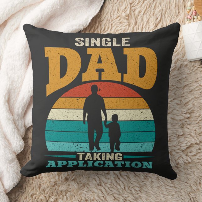 Coussin Papa Célibataire Recherche Candidature (Couverture)