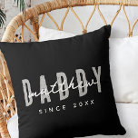 Coussin Papa Depuis 20XX Moderne Élégant Simple<br><div class="desc">Ce design simple et moderne est composé de la typographie de san serif.</div>