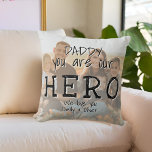 Coussin Papa, tu es notre Héros Photo complète Fête du Pèr<br><div class="desc">Papa, tu es notre Héros Photo Pleine du Père Jouer l'Oreiller. Le texte est dans une simple typographie dessinée à la main qui chevauche la photo. Vous pouvez changer papa en papa, papa, pap, ... et ajouter votre photo et vos noms. Un cadeau mignon et un doux souvenir pour la...</div>