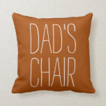 Coussin PAPA'S CHAIR décorative Just for Dad Custom<br><div class="desc">C'est la chaise de papa ! Dites à tous les autres que ce siège est réservé à papa. L'oreiller à lancer amusant fait un grand cadeau de Fête des pères,  l'anniversaire de papa,  et pour les vacances. Papa appréciera que tu veuilles sauver son endroit préféré juste pour lui.</div>