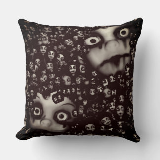 Coussin papier peint terror twin dollies