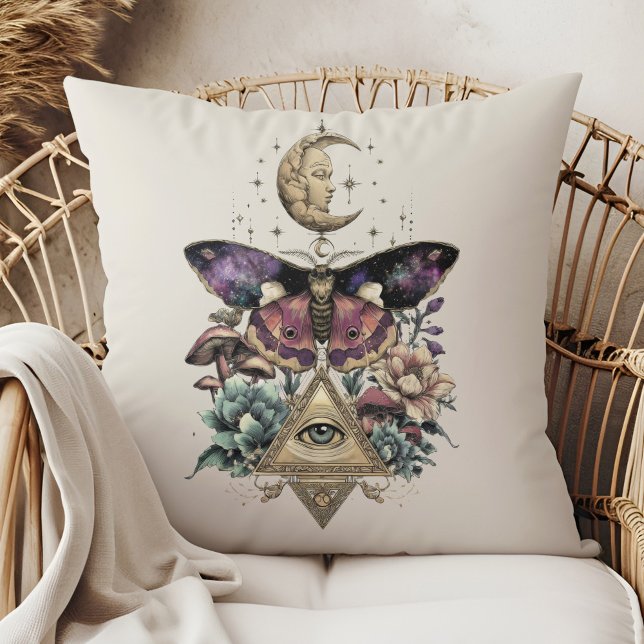 Coussin Papillon de Vision au Clair de Lune – Lunaire Céle (Moonlight Vision Moth – Celestial Lunar Throw Pillow in a boho rattan armchair)