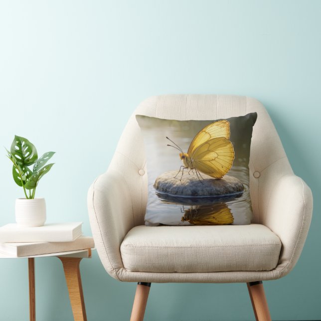 Coussin Papillon doré sur une roche dans l'eau (Chaise)