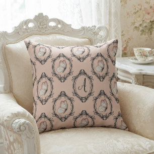 Coussin Papillon Élégant Rose Damassé Victorien Monogramme