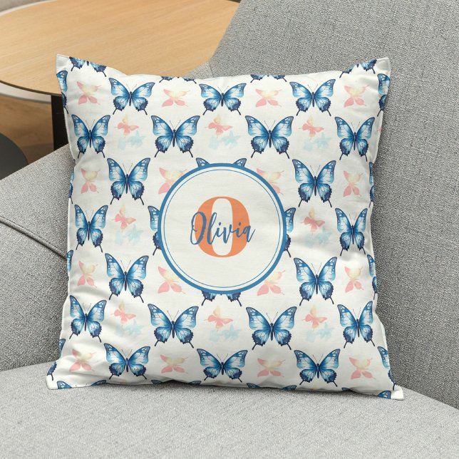 Coussin Papillon monogramme bleu de style aquarelle (Créateur téléchargé)