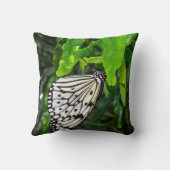 Coussin Papillon noir et blanc sur Green Custom Name (Verso)