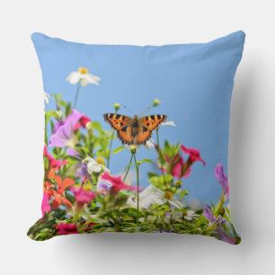 Coussin Papillon sur des fleurs et ciel bleu