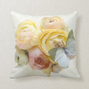 Coussin papillon vert pâle sur fleurs lancer l'oreiller
