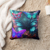 Coussin Papillons Bleus Roses Verts sur un Fauteuil de Sof (Couverture)