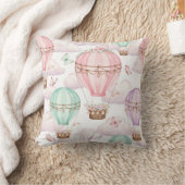 Coussin Papillons et ballons par Natasha Us (Couverture)
