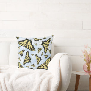 Coussin Papillons swallowtail jaunes sur un ciel bleu nuag