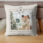 Coussin Parchemin moderne | Photo de famille | Initiale<br><div class="desc">Parchemin moderne | Photo de famille | Les premiers Coussins font des cadeaux réfléchis et pratiques, offrant confort et détente au destinataire. Voici une description du coussin comme cadeau : Offrez le cadeau du confort et de la relaxation avec ces coussins luxueux. Conçus avec les meilleurs matériaux, ces coussins sont...</div>