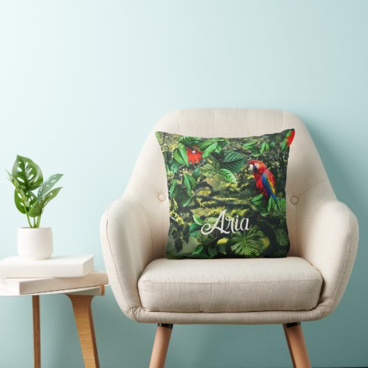 Coussin Parrot écarlate macaw dans la jungle avec des fleu (Chaise)