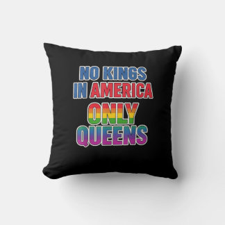 Coussin Pas de rois en Amérique seulement des reines drôle