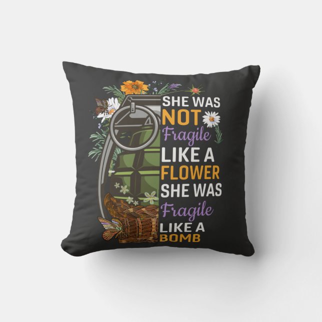 Coussin Pas fragile comme une fleur fragile comme une bomb (Recto)