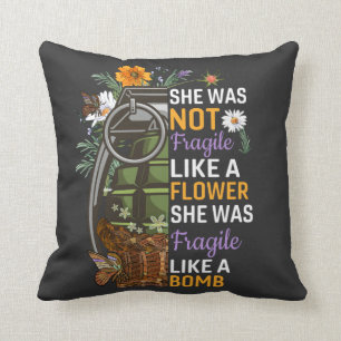 Coussin Pas fragile comme une fleur fragile comme une bomb