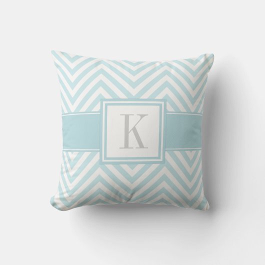 Coussin Pastel Blue Chevron rayures avec votre Monogramme (Recto)