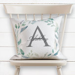 Coussin Pastel Watercolor Nom de la couronne Monogramme in<br><div class="desc">Aquarelle Pastel Nom de la couronne Monogramme initial Oreiller à lancer. Ce beau coussin élégant présente une couronne pastel de feuillage aquarelle qui encadre l'initiale classique du monogramme gris foncé, et le prénom est écrit sur l'initiale monogramme dans un magnifique script de calligraphie. Le design est le même à l'avant...</div>