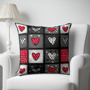 Coussin Patchwork noir blanc rouge avec coeurs