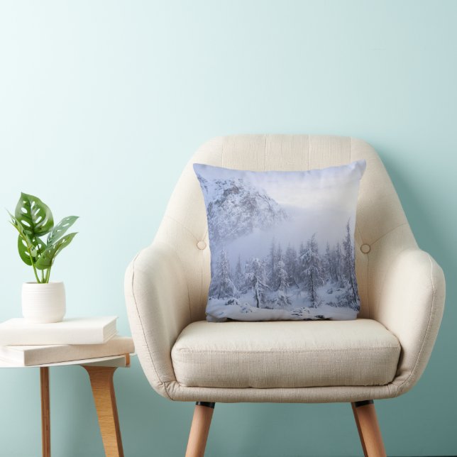 Coussin Pays merveilleux d'hiver, brouillard, forêt d'épin (Chaise)