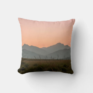 Coussin Paysage de montagnes d'herbe sauvage au coucher de