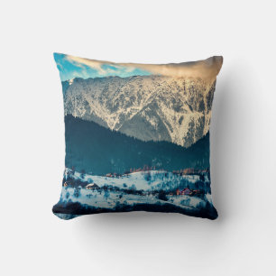 Coussin Paysage d'hiver dans la montagne des Carpates. Bra