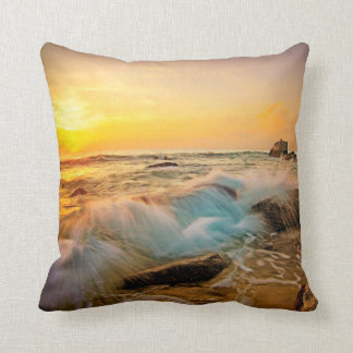 Coussin Paysage marin de coucher du soleil de VAGUES et de