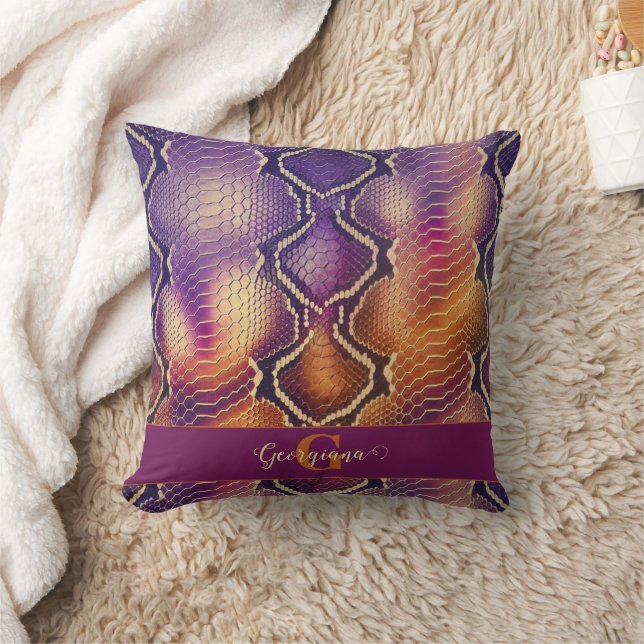Coussin Peau de serpent chatoyante en violet et or monogra (Couverture)
