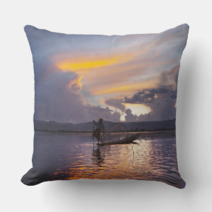 Coussin Pêcheur Intha en barque à rames à jambes pêchant a