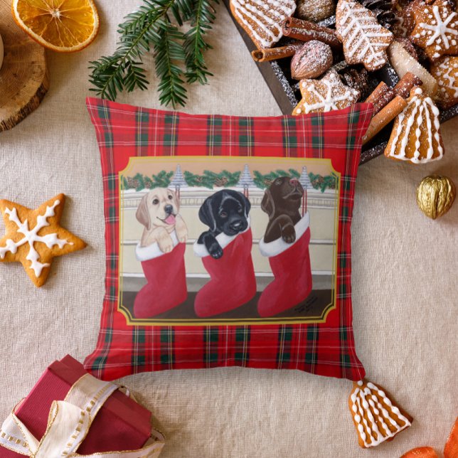 Coussin Peinture de marionnettes pour l'extraction au Labr (Christmas Labrador Retriever Puppies Design Pillow for Labrador Owners.  Tartan plaid background.)