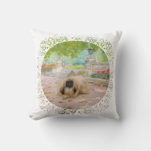 Coussin Pékinois miel dans un cadre floral