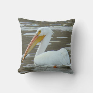 Coussin Pélican blanc B15 sur eau boueuse