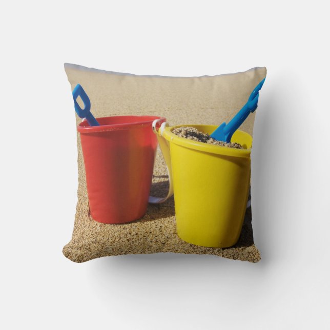 Coussin Pelles et seaux sur la plage sablonneuse (Recto)