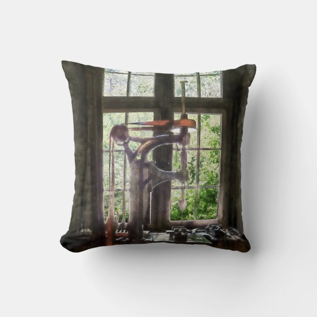 Coussin Perceuse à colonne près de la fenêtre (Recto)