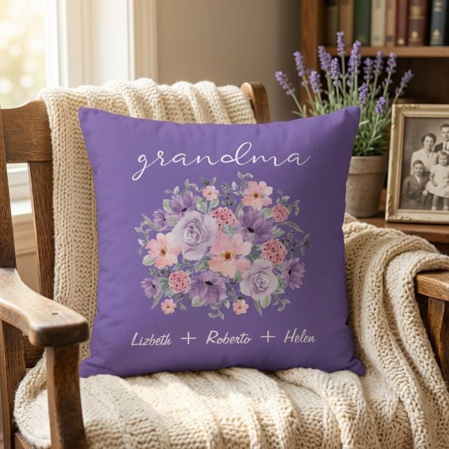 Coussin Personalized Grandma Pillow with Rose Bouquet (Créateur téléchargé)