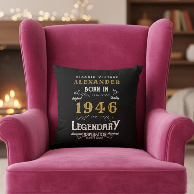 Coussin Personnalisé 80e Anniversaire Né en 1946 Légende N (Born 1946 throw pillow on a pink chair.)