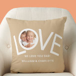 Coussin Personnalisé Nous t'aimons Papa Photo<br><div class="desc">Ce "On T'Aime Papa !" Photo Coussin est décoré avec le mot LOVE dans la typographie blanche sur un arrière - plan bronzé. Facilement personnalisable avec votre photo et votre nom. Parfait comme cadeau de Fête des pères.</div>