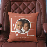 Coussin Personnalisé Photo Love Keepsaké Grand-père<br><div class="desc">This We Love You Grandpa Photo Coussin est décoré avec le mot LOVE dans la typographie blanche sur un arrière - plan en terre cuite rouille. Facilement personnalisable avec votre photo et votre nom. Parfait comme cadeau de Fête des pères ou de fête de grand-parent.</div>