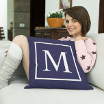 Coussin Personnaliser du texte monogramme sur bleu marine<br><div class="desc">Customiser du texte monogramme sur un oreiller bleu marine jeter en tissu extérieur. Personnaliser monogramme sur coussin bleu marine. Customisez et personnalisez en remplaçant le monogramme initial sur l'avant et le texte sur l'arrière, comme vous le souhaitez.Le monogramme est également disponible en polyester ainsi qu'en coton de qualité A. Choisissez...</div>