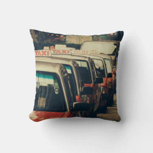 COUSSIN PERSONNE QUI SE TROUVE PRÈS DU TAXI PARKÉ PENDANT