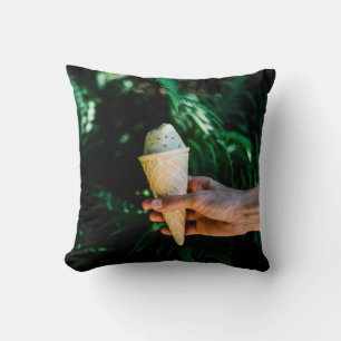 Coussin Personne tenant de la glace