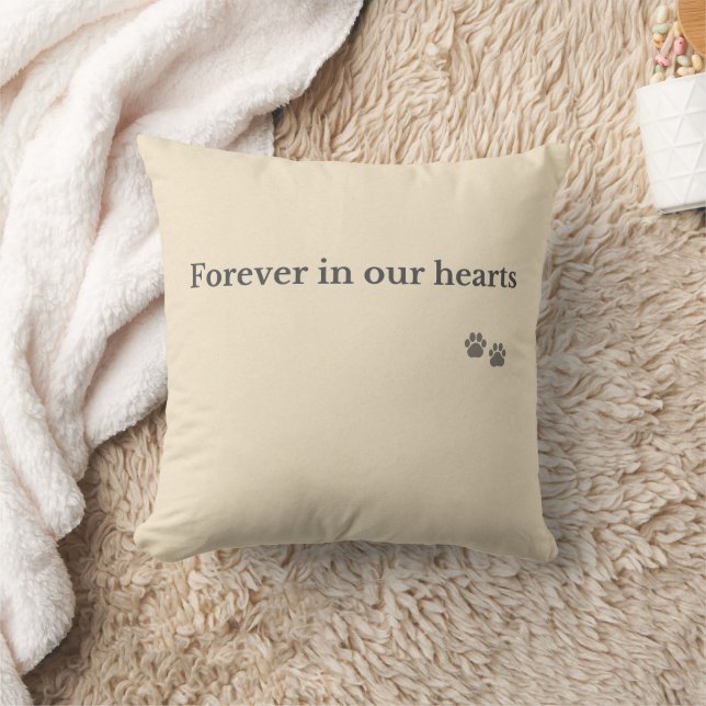 Coussin Pet Memorial Throw Pillow – Forever in Our Hearts (Couverture)