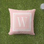 Coussin Pétale rose et blanc Carré classique Monogramme<br><div class="desc">Concevez votre propre oreiller à projeter sur mesure dans n'importe quelle combinaison de couleurs pour parfaitement coordonner avec votre décor maison dans n'importe quel espace! Utilisez les outils de conception pour modifier la couleur arrière - plan et la couleur de bordure carré, ou ajoutez votre propre texte pour inclure un...</div>