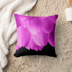 Coussin Pétales de fleurs roses chaudes sur noir
