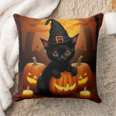 Coussin Petit chat noir avec chapeau de sorcière parmi les (Couverture)