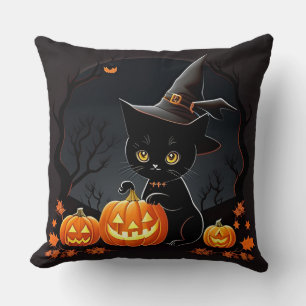 Coussin Petit chat noir dans un chapeau de sorcière parmi 
