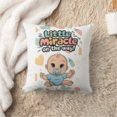 Coussin Petit miracle sur le chemin. Nouveau bébé qui arri (Couverture)