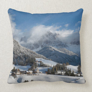 Coussin Petit village avec des montagnes de dolomites dans